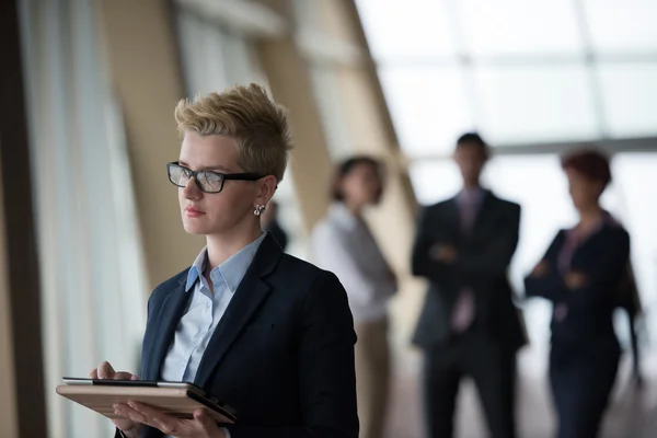 Porträt einer Geschäftsfrau im Büro mit Tablet-Computer — Stockfoto