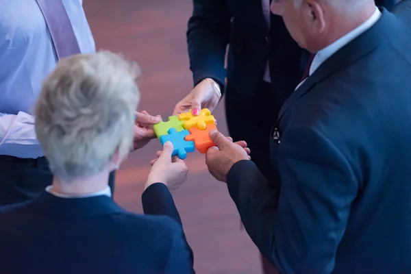 Vista dall'alto del gruppo di uomini d'affari assemblaggio puzzle — Foto Stock