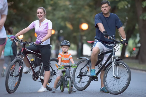 Junge Familie mit Fahrrädern — Stockfoto