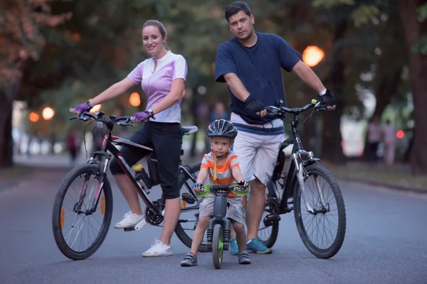 Mladá rodina s jízdní kola — Stock fotografie