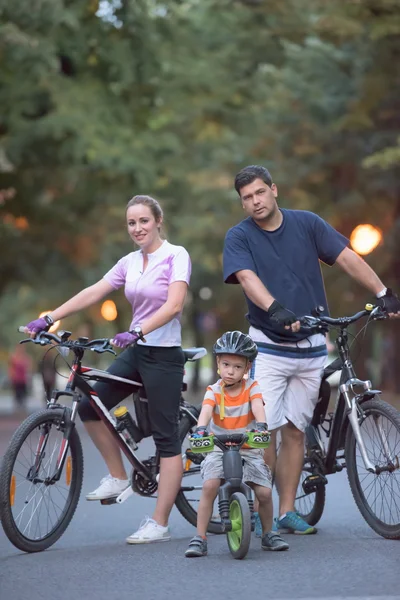 Ung familj med cyklar — Stockfoto