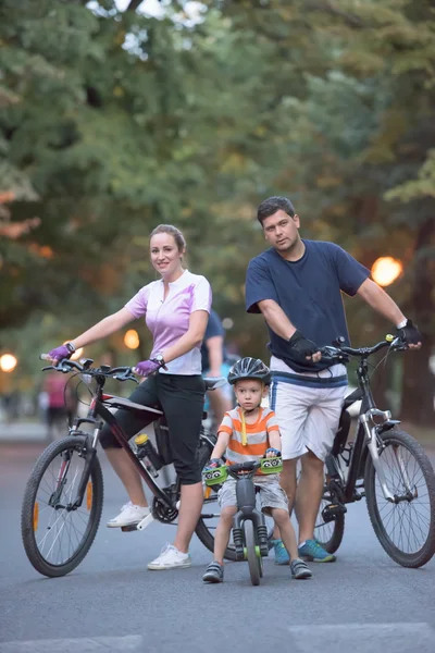 Junge Familie mit Fahrrädern — Stockfoto