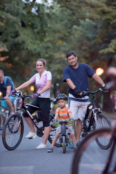 Ung familj med cyklar — Stockfoto