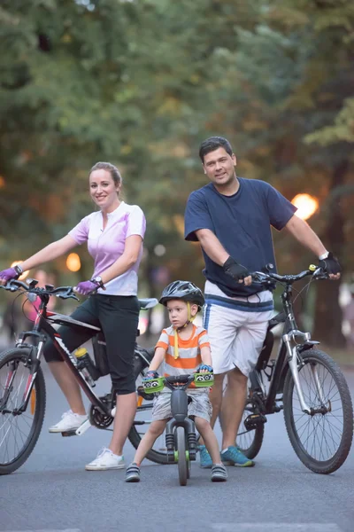 Ung familj med cyklar — Stockfoto