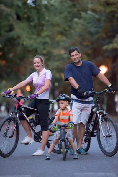 Ung familj med cyklar — Stockfoto