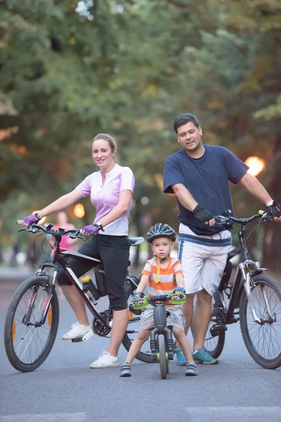 Ung familj med cyklar — Stockfoto