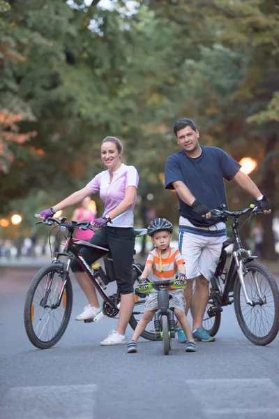 Ung familj med cyklar — Stockfoto