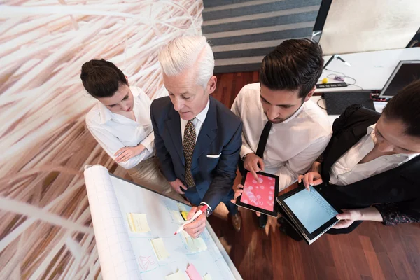 Affärsmän grupp brainstorming — Stockfoto