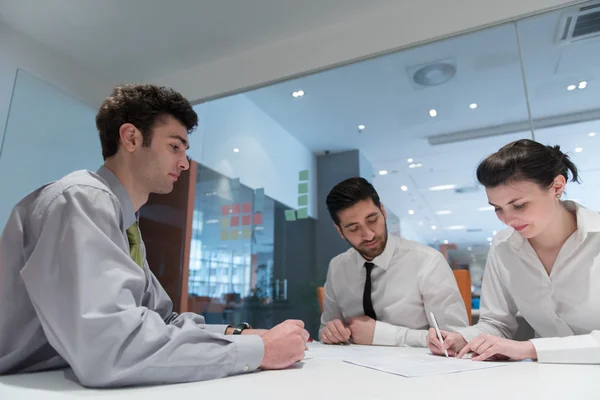 Junges Paar unterschreibt Vertragsunterlagen — Stockfoto