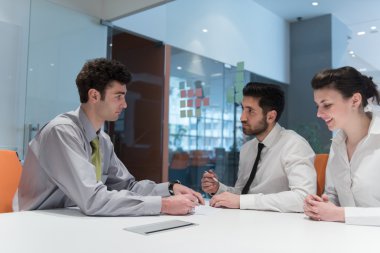 Genç çift sözleşme belgelerin imzalanması 