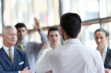 Genç başlangıç işadamı sunu yapma 
