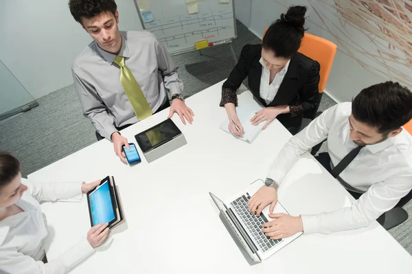 Visão aérea do grupo de empresários brainstorming — Fotografia de Stock