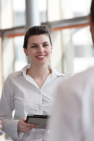 Jeune femme d'affaires portrait au bureau — Photo