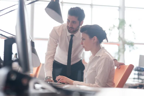 Business couple working together on project — Stock Photo, Image