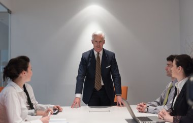 iş insanlar grubu toplantı üzerinde beyin fırtınası