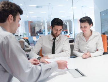 Genç çift ortakları sözleşme belgelerin imzalanması geri