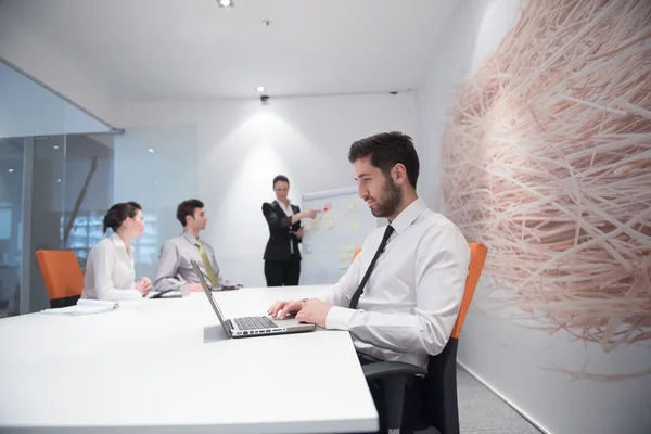 Joven hombre de negocios en reunión — Foto de Stock