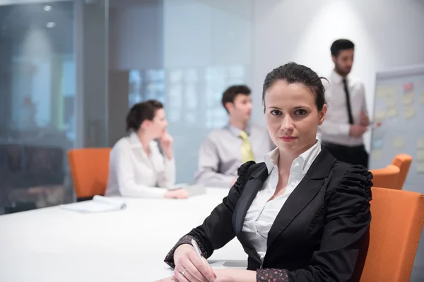 Joven mujer de negocios en la reunión con el ordenador portátil — Foto de Stock