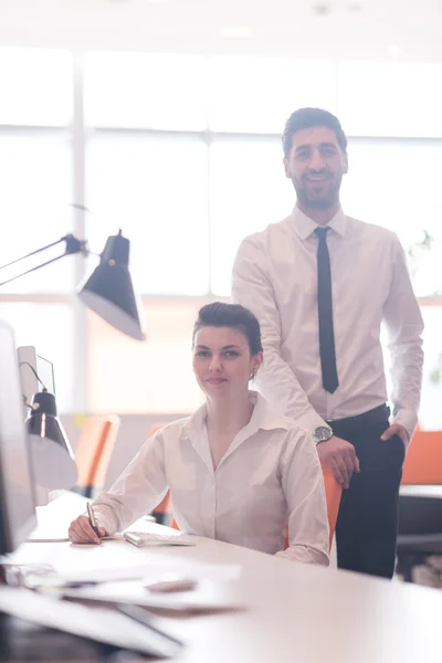 Retrato de pareja de negocios en la oficina — Foto de Stock