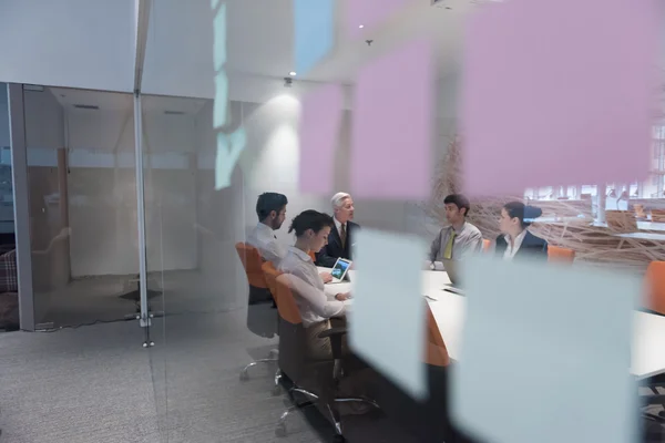 Mensen bedrijfsgroep brainstormen over vergadering — Stockfoto