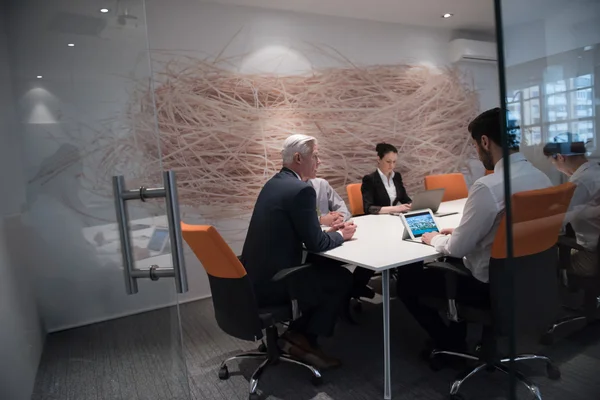 Бізнесмени групують мозковий штурм на зустрічі — стокове фото