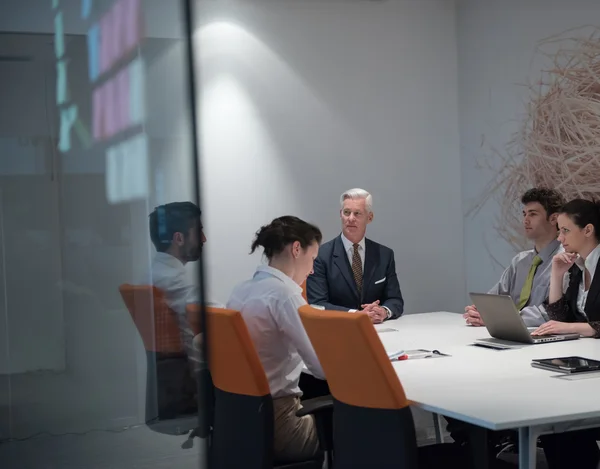 Brainstorming der Geschäftsleute bei Treffen — Stockfoto
