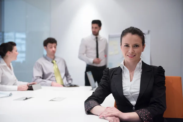 Joven mujer de negocios en la reunión con el ordenador portátil — Foto de Stock