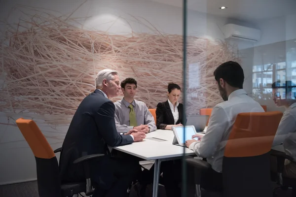 Grupo de empresários brainstorming em reunião — Fotografia de Stock