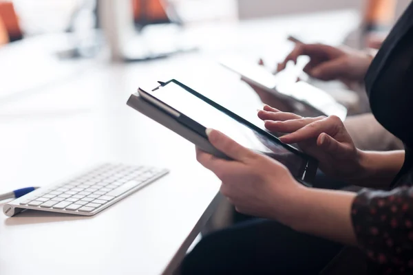 Uomini d'affari in riunione utilizzando tablet — Foto Stock