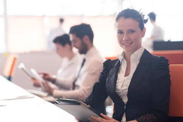 Femme d'affaires sur la réunion en utilisant la tablette — Photo