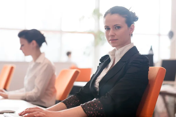 Zakenvrouw bij office mensen group op achtergrond — Stockfoto