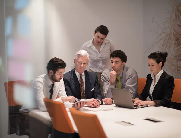 Grupo de pessoas de negócios em reunião no escritório de inicialização moderna — Fotografia de Stock