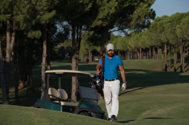 yürüyüş ve golf çantası taşıyan golfçü
