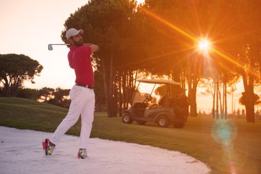 sunset bulvarında bir kum BUNKERİ isabet golfçü vurdu