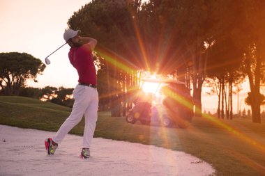 sunset bulvarında bir kum BUNKERİ isabet golfçü vurdu