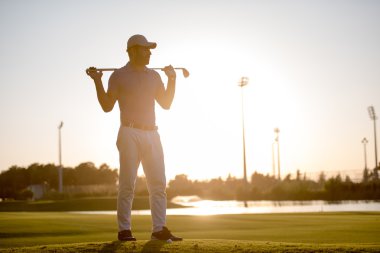 golf sahasında Sunset'teki golfçü portre