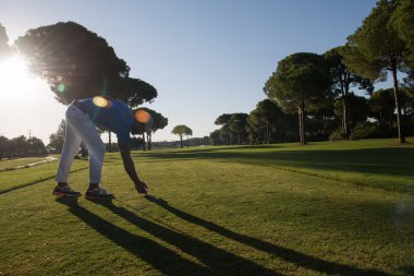 golf oyuncu sahada top yerleştirme