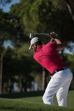 bir kum BUNKERİ atış isabet golfçü