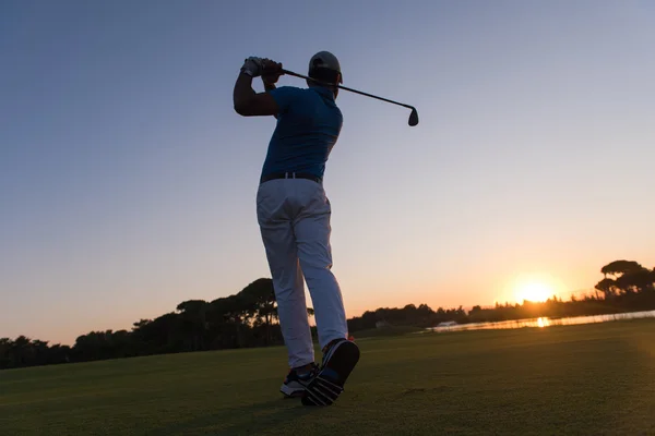 Golfspelare slår långa skott — Stockfoto