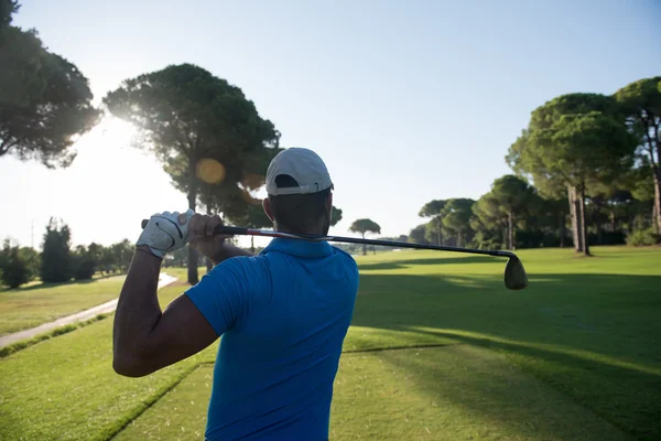 Giocatore di golf colpire colpo — Foto Stock