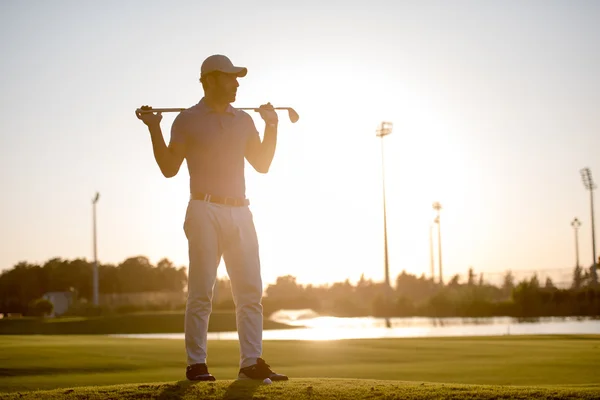 Retrato de golfista en el campo de golf al atardecer — Foto de Stock