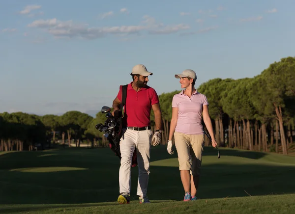 Couple marchant sur le terrain de golf — Photo
