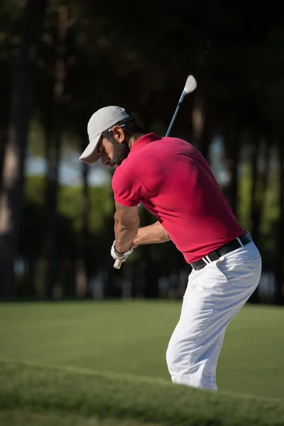 Golfista golpeando un tiro bunker de arena — Foto de Stock