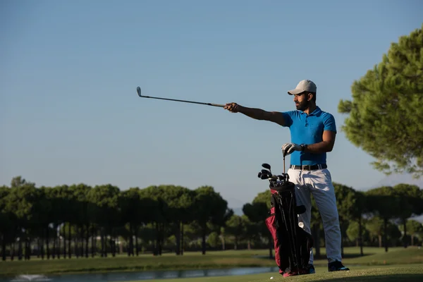 Portret van de golfer op de golfbaan — Stockfoto