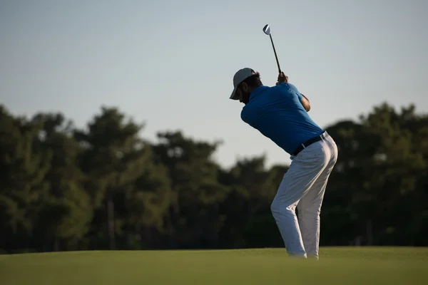 Golfista bater tiro no escuro — Fotografia de Stock