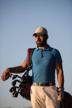 golf sahasında Sunset'teki golfçü portre