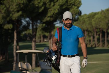yürüyüş ve golf çantası taşıyan golfçü