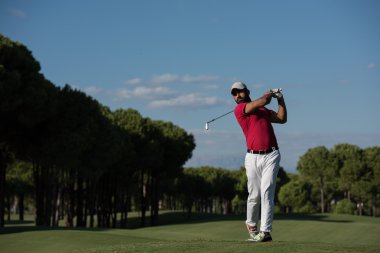 Golf oyuncu isabet uzun atış