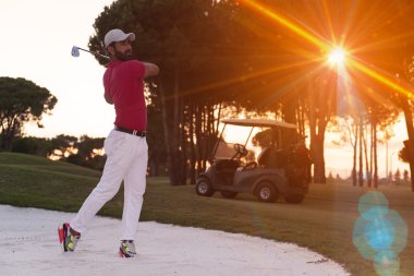 sunset bulvarında bir kum BUNKERİ isabet golfçü vurdu