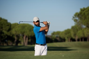 pro golfçü bir kum BUNKERİ atış isabet